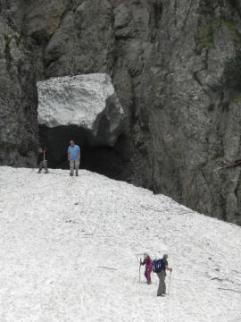 Ragazzi sul nevaio in Val Canali, all’imboccatura del Boal (39377 bytes)